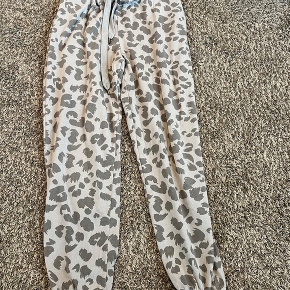 Sage Collective cheetah leopard print soft cotton jogger sweatpants size medium - Picture 3 of 4